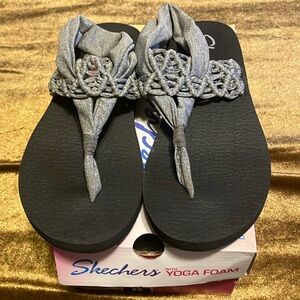 Sketchers, yoga, foam sandals, size 8, gray and black.